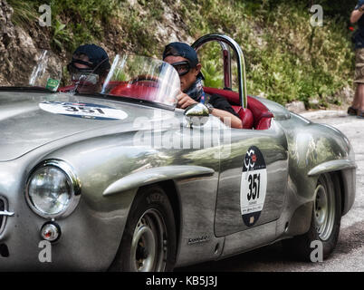 Mg c tipo midget sovralimentato 1932 su una vecchia macchina da corsa nel rally mille miglia 2017 il famoso storico italiano della gara (1927-1957) il 19 maggio 2017 Foto Stock