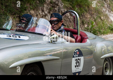 Mg c tipo midget sovralimentato 1932 su una vecchia macchina da corsa nel rally mille miglia 2017 il famoso storico italiano della gara (1927-1957) il 19 maggio 2017 Foto Stock