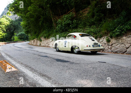 PORSCHE 356 PRE UN 1954 su una vecchia macchina da corsa nel rally Mille Miglia 2017 il famoso storico italiano della gara 1927-1957 Foto Stock