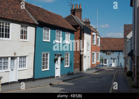 Una strada residenziale a Saffron Walden, Essex, Inghilterra, Regno Unito, Europa Foto Stock