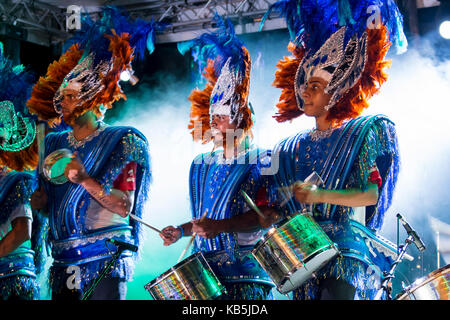 Brasiliano banda samba nel carnevale internazionale seychelles, in Victoria mahe, Repubblica delle Seicelle, Oceano indiano, Africa Foto Stock