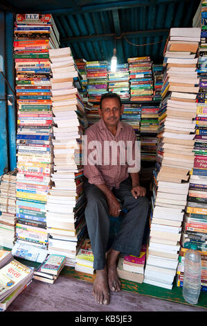 College street edicola titolare, il più grande del mondo di seconda mano del mercato del libro, Kolkata (Calcutta), INDIA Foto Stock