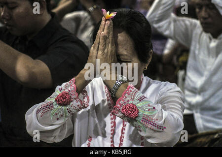 Yogyakarta, Indonesia. 26 Sep, 2017. indù balinese in Yogyakarta, Indonesia hanno pregato per appello per la sicurezza del popolo sulle pendici del Monte Agung a bali in modo da non essere influenzato dall'eruzione del Monte Agung che è attualmente sul livello di allerta, lunedì 26 settembre, 2017. attenzione che i vulcani sull'isola turistica scoppieranno hanno provocato un esodo è stato 104,673 persone perché le autorità avevano ordinato la evacuazione degli abitanti dei villaggi vivono in alta zone di pericolo in luoghi dodici chilometri dal cratere del Monte Agung. Credito: slamet riyadi/zuma filo/alamy live news Foto Stock