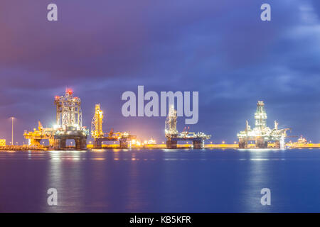 Las Palmas de Gran Canaria, Isole canarie, Spagna. 28 Sep, 2017. impianti di trivellazione del petrolio in pre alba luminosa: transocean ha annunciato che si avanzi/riciclare 6 della sua ultra deepwater rig. Tre di questi (visto qui a sinistra), cajun express, sedco energia e sedco express, hanno beenmothballed/freddo impilati in las palmas porta per più di un anno. Credito: Alan dawson/alamy live news Foto Stock