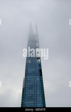 La shard, Londra, Regno Unito. 28 Sep, 2017. uk meteo. nuvole basse ricopre la sommità del shard credito: dinendra haria/alamy live news Foto Stock