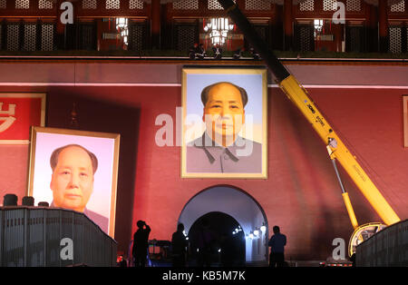 Beijing, Pechino, Cina. 27Sep, 2017. Pechino, Cina-27 settembre 2017:(solo uso editoriale. Cina out) .un nuovo ritratto del compianto presidente mao zedong può essere visto sulla piazza Tian'anmen rostro prima della prossima Giornata nazionale vacanze a Pechino, settembre 27th, 2017. Credito: sipa asia/zuma filo/alamy live news Foto Stock