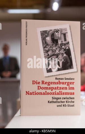 Regensburg, Germania. 28 Sep, 2017. Il libro intitolato "gensburger domspatzen im nationalsozialismus - singen zwischen katholischer kirche und ns-staat" (lit. 'Regensburg coro della cattedrale nel socialismo nazionale - cantare tra Chiesa cattolica e stato ns', fotografato in Regensburg, Germania, 28 settembre 2017. Credito: armin weigel/dpa/alamy live news Foto Stock