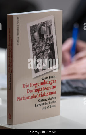 Regensburg, Germania. 28 Sep, 2017. Il libro intitolato "gensburger domspatzen im nationalsozialismus - singen zwischen katholischer kirche und ns-staat" (lit. 'Regensburg coro della cattedrale nel socialismo nazionale - cantare tra Chiesa cattolica e stato ns', fotografato in Regensburg, Germania, 28 settembre 2017. Credito: armin weigel/dpa/alamy live news Foto Stock