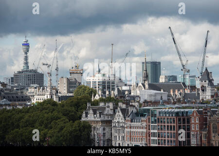 Londra, Regno Unito. 28 Sep, 2017. Regno Unito Meteo. Il sole splende sul BT Tower e le masse di gru nel centro di Londra, come nuvole temporalesche passano sopra alta. Londra 28 set 2017. Credito: Guy Bell/Alamy Live News Foto Stock