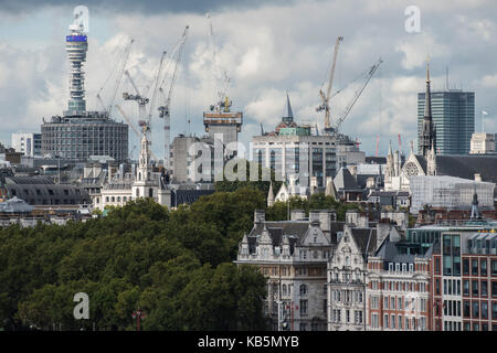 Londra, Regno Unito. 28 Sep, 2017. Regno Unito Meteo. Il sole splende sul BT Tower e le masse di gru nel centro di Londra, come nuvole temporalesche passano sopra alta. Londra 28 set 2017. Credito: Guy Bell/Alamy Live News Foto Stock