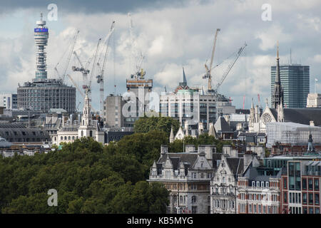 Londra, Regno Unito. 28 Sep, 2017. Regno Unito Meteo. Il sole splende sul BT Tower e le masse di gru nel centro di Londra, come nuvole temporalesche passano sopra alta. Londra 28 set 2017. Credito: Guy Bell/Alamy Live News Foto Stock