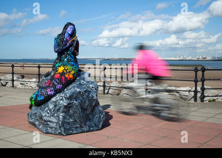 Il Wirral, Wallasey. Regno Unito Meteo. Il 28 settembre 2017. Giornata di sole a New Brighton come persone passeggiare in bicicletta lungo il lungomare di Marine, in condizioni di luce solare intensa. Il sentiero delle sirene mesmeric è ispirato alla Black Rock Mermaid, che è detto per avere sembrava un marinaio in New Brighton nel XVIII secolo. Queste creazioni colorate compongono il Mermaid Trail e hanno fatto il loro debutto nella cittadina balneare di accogliere i visitatori estivi. Credito; Credito: MediaWorldImages/Alamy Live News Foto Stock