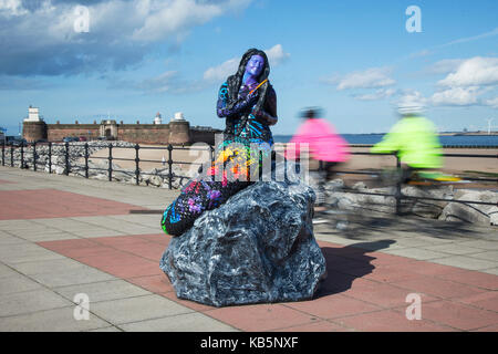 Il Wirral, Wallasey. Regno Unito Meteo. Il 28 settembre 2017. Giornata di sole a New Brighton come persone passeggiare in bicicletta lungo il lungomare di Marine, in condizioni di luce solare intensa. Il sentiero delle sirene mesmeric è ispirato alla Black Rock Mermaid, che è detto per avere sembrava un marinaio in New Brighton nel XVIII secolo. Queste creazioni colorate compongono il Mermaid Trail e hanno fatto il loro debutto nella cittadina balneare di accogliere i visitatori estivi. Credito; Credito: MediaWorldImages/Alamy Live News Foto Stock