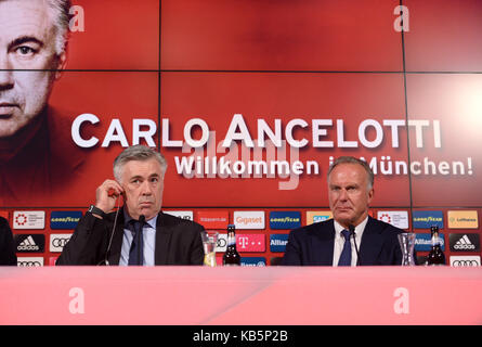 Monaco di Baviera, Germania. 11 luglio, 2016. monaco di baviera nuovo allenatore Carlo Ancelotti (l) si siede accanto alla FC Bayern Monaco di Baviera ceo KARL-HEINZ rummenigge durante una conferenza stampa tenutasi nello stadio Allianz Arena di Monaco di Baviera, Germania, 11 luglio 2016. Credito: Andreas gebert/dpa | in tutto il mondo di utilizzo/dpa/alamy live news Foto Stock