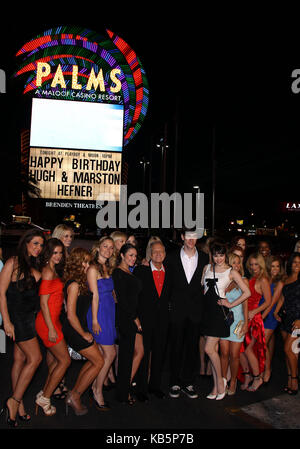 Las Vegas, Nevada, Stati Uniti. 31 gennaio 2009. 27 settembre 2017 - Hugh Marston Hefner alias ''Hef'' è stato un editore, editore, uomo d'affari e playboy internazionale statunitense, meglio conosciuto come redattore capo ed editore della rivista Playboy, da lui fondata nel 1953. Hefner è stato il fondatore e direttore creativo della Playboy Enterprises, il gruppo editoriale che gestisce la rivista. Hefner fu anche un attivista politico e filantropo. Foto del file: 09 aprile 2011 - Las Vegas, Nevada - Hugh Hefner, Marsten Hefner, Claire Sinclaire, Playmates. Hugh Hefner festeggia il suo compleanno 85 a. Foto Stock