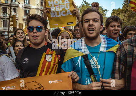 Barcellona, Spagna. 28 Sep, 2017. catalano pro-indipendenza agli studenti con i loro cartelli e bandiere gridare slogan come essi marzo attraverso Barcellona a sostegno del progetto di secessione referendum a ottobre1st. Spagna la Corte costituzionale ha sospeso il referendum catalano legge dopo che il governo centrale ha sfidato nei cortili credito: Matthias oesterle/alamy live news Foto Stock