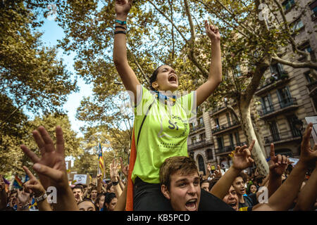 Barcellona, Spagna. 28 Sep, 2017. catalano pro-indipendenza agli studenti con i loro cartelli e bandiere gridare slogan come essi marzo attraverso Barcellona a sostegno del progetto di secessione referendum a ottobre1st. Spagna la Corte costituzionale ha sospeso il referendum catalano legge dopo che il governo centrale ha sfidato nei cortili credito: Matthias oesterle/alamy live news Foto Stock