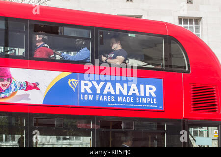 Londra, Regno Unito. 28 Sep, 2017. basso costo budget compagnia aerea Ryanair facce di azioni legali da parte delle autorità dell'aviazione civile (CAA) per indurre in errore i passeggeri dal suo amministratore delegato Michael O'leary oltre i loro diritti di compensazione sulle cancellazioni di voli che interessano 400.000 passeggeri credito: amer ghazzal/alamy live news Foto Stock