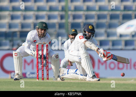 Abu Dhabi, negli Emirati arabi uniti. 28 Sep, 2017. dello Sri Lanka niroshan battitore dickwella cercando di riprodurre una sweep girato durante il giorno uno dei primi test tra Pakistan e Sri lanka al Sheikh Zayed Stadium il 28 settembre 2017 ad Abu Dhabi, Emirati arabi uniti credito: isuru peiris/alamy live news Foto Stock