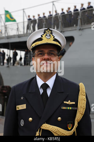 Militare brasiliano attache marzone affonso rego gavino sorge sul molo di fronte al brasiliano vvessel formazione 'navio escola brasil' nel porto di Amburgo, Germania, 28 settembre 2017. l'arrivo del 'navio escola brasil' segna il ventiduesimo visita della nave ad Amburgo. photo: jessica mintelowsky/dpa Foto Stock