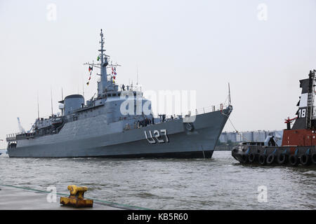 Amburgo, Germania. 28 Sep, 2017. brasiliano vvessel formazione 'navio escola brasil' ancore presso il porto di Amburgo, Germania, 28 settembre 2017. l'arrivo del 'navio escola brasil' segna il ventiduesimo visita della nave ad Amburgo. Credito: jessica mintelowsky/dpa/alamy live news Foto Stock