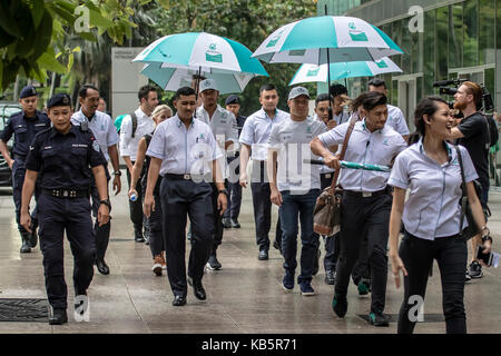 Kuala Lumpur, Malesia. 27Sep, 2017. f1 i piloti Mercedes, Lewis Hamilton e Valtteri Bottas che arrivano per la Mercedes-AMG petronas incontrare e salutare sessione di ventole di Kuala Lumpur in Malesia. Credito: Danny chan/alamy live news Foto Stock