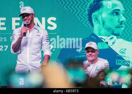 Kuala Lumpur, Malesia. 27Sep, 2017. f1 i piloti Mercedes, Lewis Hamilton e Valtteri Bottas che arrivano per la Mercedes-AMG petronas incontrare e salutare sessione di ventole di Kuala Lumpur in Malesia. Credito: Danny chan/alamy live news Foto Stock