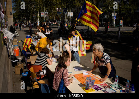 Barcellona, in Catalogna, Spagna. 28 Sep, 2017. Università di Barcellona gli studenti offrono informazioni di seggi elettorali e dare voti di carta a passanti. Domenica prossima governo catalano mira a tenuto un referendum per l indipendenza, il governo spagnolo è frontalmente opposta al referendum e ritengono illegale. migliaia di spagnoli gli ufficiali di polizia sono stati trasferiti alla regione catalana per il divieto di referendum. Credito: jordi boixareu/zuma filo/alamy live news Foto Stock