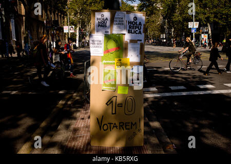 Barcellona, in Catalogna, Spagna. 28 Sep, 2017. pro-indipendenza referendum manifesti sono visibili nella città di Barcellona. Domenica prossima governo catalano mira a tenuto un referendum per l indipendenza, il governo spagnolo è frontalmente opposta al referendum e ritengono illegale. migliaia di spagnoli gli ufficiali di polizia sono stati trasferiti alla regione catalana per il divieto di referendum. Credito: jordi boixareu/zuma filo/alamy live news Foto Stock