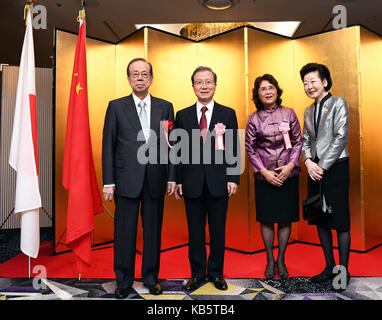 Tokyo, Giappone. 28 Sep, 2017. ambasciatore cinese in giappone cheng yonghua (2 l) pone per foto con Yasuo Fukuda (1l), ex primo ministro del Giappone, in una cerimonia cinese della prossima Giornata Nazionale di Tokyo, Giappone, sept. 28, 2017. Credito: ma ping/xinhua/alamy live news Foto Stock