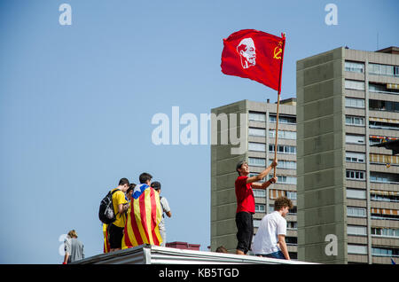 Barcellona, Spagna. 28 Sep, 2017. Lo studente è visto innalzare la bandiera con la faccia di Lenin. Più di 15.000 studenti riuniti nelle strade per manifestare contro il governo spagnolo posizione per vietare il referendum di autodeterminazione della Catalogna, come il governo della Catalogna si continua a mantenere la sua posizione per tenere il referendum del 1 ottobre 2017, nonostante che è stato dichiarato illegale da parte del governo spagnolo. Il 28 settembre 2017 a Barcellona, Spagna. Credito: SOPA Immagini limitata/Alamy Live News Foto Stock