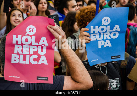 Barcellona, Spagna. 28 Sep, 2017. Due studenti sono visti targhetta di contenimento durante la protesta .più di 15.000 studenti riuniti nelle strade per manifestare contro il governo spagnolo posizione per vietare il referendum di autodeterminazione della Catalogna, come il governo della Catalogna si continua a mantenere la sua posizione per tenere il referendum del 1 ottobre 2017, nonostante che è stato dichiarato illegale da parte del governo spagnolo. Il 28 settembre 2017 a Barcellona, Spagna. Credito: SOPA Immagini limitata/Alamy Live News Foto Stock