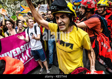 Barcellona, Spagna. 28 Sep, 2017. Un vigile del fuoco è visto prendendo parte della protesta. Più di 15.000 studenti riuniti nelle strade per manifestare contro il governo spagnolo posizione per vietare il referendum di autodeterminazione della Catalogna, come il governo della Catalogna si continua a mantenere la sua posizione per tenere il referendum del 1 ottobre 2017, nonostante che è stato dichiarato illegale da parte del governo spagnolo. Il 28 settembre 2017 a Barcellona, Spagna. Credito: SOPA Immagini limitata/Alamy Live News Foto Stock