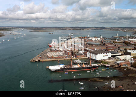 Portsmouth, Regno Unito. 28 Sep, 2017. HMS Queen Elizabeth (R08) è la Royal Navy della più recente e la più grande nave da guerra (70,600 tonnellate) mai costruito ed è in grado di trasportare fino a 40 aeromobili. È progettato per operare V/STOL aeromobili, aria l'ala sarà costituito da F-35B Lightning II multirole combattenti e Merlin elicotteri per airborne early warning e anti-guerra sottomarina. Credito: ricca di oro/Alamy Live News Foto Stock