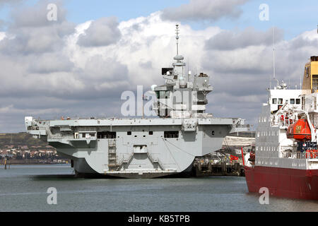 Portsmouth, Regno Unito. 28 Sep, 2017. HMS Queen Elizabeth (R08) è la Royal Navy della più recente e la più grande nave da guerra (70,600 tonnellate) mai costruito ed è in grado di trasportare fino a 40 aeromobili. È progettato per operare V/STOL aeromobili, aria l'ala sarà costituito da F-35B Lightning II multirole combattenti e Merlin elicotteri per airborne early warning e anti-guerra sottomarina. Credito: ricca di oro/Alamy Live News Foto Stock