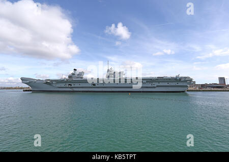 Portsmouth, Regno Unito. 28 Sep, 2017. HMS Queen Elizabeth (R08) è la Royal Navy della più recente e la più grande nave da guerra (70,600 tonnellate) mai costruito ed è in grado di trasportare fino a 40 aeromobili. È progettato per operare V/STOL aeromobili, aria l'ala sarà costituito da F-35B Lightning II multirole combattenti e Merlin elicotteri per airborne early warning e anti-guerra sottomarina. Credito: ricca di oro/Alamy Live News Foto Stock