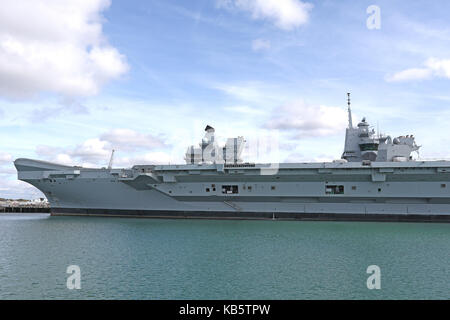 Portsmouth, Regno Unito. 28 Sep, 2017. HMS Queen Elizabeth (R08) è la Royal Navy della più recente e la più grande nave da guerra (70,600 tonnellate) mai costruito ed è in grado di trasportare fino a 40 aeromobili. È progettato per operare V/STOL aeromobili, aria l'ala sarà costituito da F-35B Lightning II multirole combattenti e Merlin elicotteri per airborne early warning e anti-guerra sottomarina. Credito: ricca di oro/Alamy Live News Foto Stock