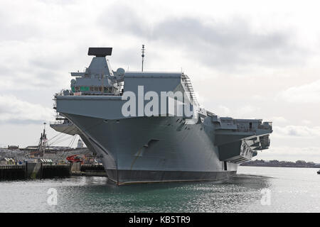 Portsmouth, Regno Unito. 28 Sep, 2017. HMS Queen Elizabeth (R08) è la Royal Navy della più recente e la più grande nave da guerra (70,600 tonnellate) mai costruito ed è in grado di trasportare fino a 40 aeromobili. È progettato per operare V/STOL aeromobili, aria l'ala sarà costituito da F-35B Lightning II multirole combattenti e Merlin elicotteri per airborne early warning e anti-guerra sottomarina. Credito: ricca di oro/Alamy Live News Foto Stock