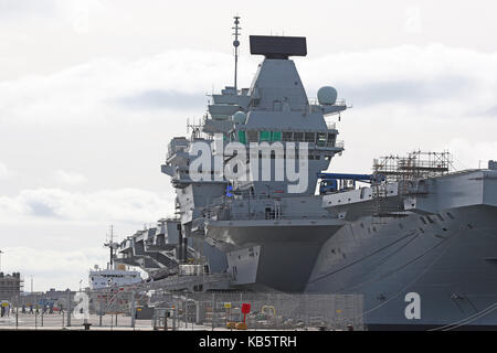 Portsmouth, Regno Unito. 28 Sep, 2017. HMS Queen Elizabeth (R08) è la Royal Navy della più recente e la più grande nave da guerra (70,600 tonnellate) mai costruito ed è in grado di trasportare fino a 40 aeromobili. È progettato per operare V/STOL aeromobili, aria l'ala sarà costituito da F-35B Lightning II multirole combattenti e Merlin elicotteri per airborne early warning e anti-guerra sottomarina. Credito: ricca di oro/Alamy Live News Foto Stock