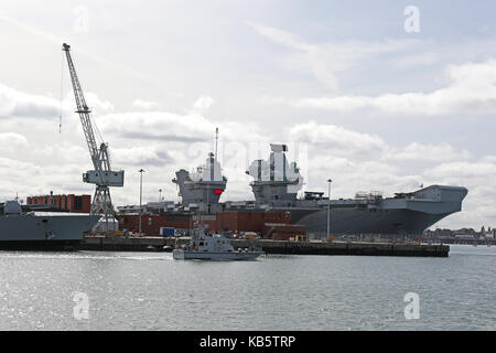 Portsmouth, Regno Unito. 28 Sep, 2017. HMS Queen Elizabeth (R08) è la Royal Navy della più recente e la più grande nave da guerra (70,600 tonnellate) mai costruito ed è in grado di trasportare fino a 40 aeromobili. È progettato per operare V/STOL aeromobili, aria l'ala sarà costituito da F-35B Lightning II multirole combattenti e Merlin elicotteri per airborne early warning e anti-guerra sottomarina. Credito: ricca di oro/Alamy Live News Foto Stock