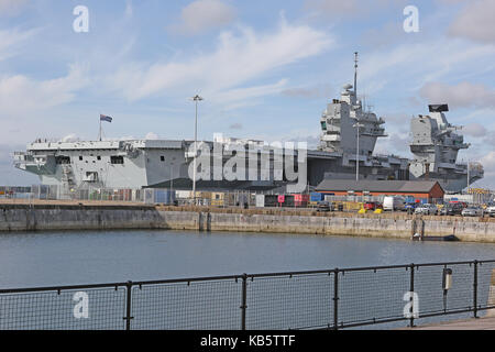 Portsmouth, Regno Unito. 28 Sep, 2017. HMS Queen Elizabeth (R08) è la Royal Navy della più recente e la più grande nave da guerra (70,600 tonnellate) mai costruito ed è in grado di trasportare fino a 40 aeromobili. È progettato per operare V/STOL aeromobili, aria l'ala sarà costituito da F-35B Lightning II multirole combattenti e Merlin elicotteri per airborne early warning e anti-guerra sottomarina. Credito: ricca di oro/Alamy Live News Foto Stock