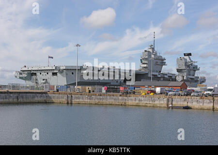 Portsmouth, Regno Unito. 28 Sep, 2017. HMS Queen Elizabeth (R08) è la Royal Navy della più recente e la più grande nave da guerra (70,600 tonnellate) mai costruito ed è in grado di trasportare fino a 40 aeromobili. È progettato per operare V/STOL aeromobili, aria l'ala sarà costituito da F-35B Lightning II multirole combattenti e Merlin elicotteri per airborne early warning e anti-guerra sottomarina. Credito: ricca di oro/Alamy Live News Foto Stock