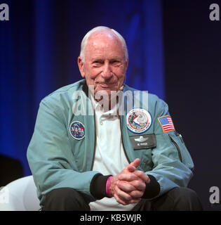 Al worden, astronauta americano e ingegnere, che era il pilota del modulo di comando per l'apollo 15 missione lunare nel 1971. condividere le sue esperienze sul palco principale al New Scientist live 2017 Foto Stock