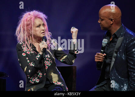 Amburgo, Germania. 28 Sep, 2017. Il cantante Cyndi Lauper (l) e il moderatore yared dibaba parlare sul palco dell'Operettenhaus durante una stampa che mostra del musical "Kinky Boots' ad Amburgo, Germania, 28. settembre 2017. La Germania premiere sarà il 3 di dicembre. photo: Georg wendt/dpa credito: dpa picture alliance/alamy live news Foto Stock