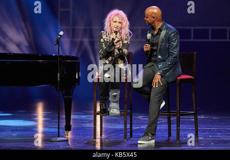 Amburgo, Germania. 28 Sep, 2017. Il cantante Cyndi Lauper (l) e il moderatore yared dibaba parlare sul palco dell'Operettenhaus durante una stampa che mostra del musical "Kinky Boots' ad Amburgo, Germania, 28. settembre 2017. La Germania premiere sarà il 3 di dicembre. photo: Georg wendt/dpa credito: dpa picture alliance/alamy live news Foto Stock