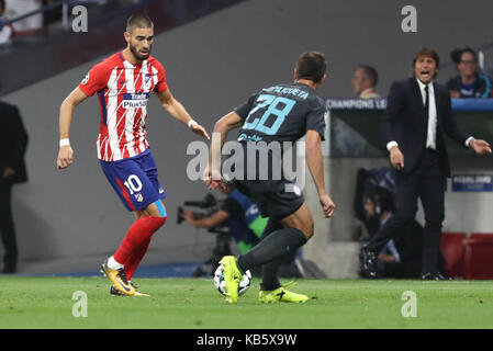 Madrid, Spagna. 27Sep, 2017. cesar azpilicueta (Chelsea fc) in azione coperti da yannick carrasco (atletico madrid) durante la partita di calcio di stadio di gruppo di 2017/2018 UEFA Europa League tra il Club Atletico de Madrid e Chelsea Football Club a Wanda metropolitano Stadium il 27 settembre 2017 a Madrid, Spagna Foto Stock
