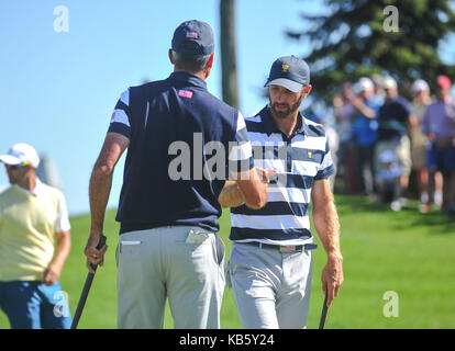 Città di Jersey, New Jersey, USA. 28 Sep, 2017. Giovedì 28 Settembre, 2017: Dustin Johnson e Matt Kuchar con un pugno bump durante il round di apertura dei presidenti Cup al Liberty National Golf in Jersey City, New Jersey. Gregorio Vasil/CSM Credito: Cal Sport Media/Alamy Live News Foto Stock