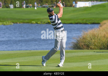 Città di Jersey, New Jersey, USA. 28 Sep, 2017. Giovedì 28 Settembre, 2017: Dustin Johnson degli Stati Uniti guarda il suo tiro sul quinto foro durante il round di apertura dei presidenti Cup al Liberty National Golf in Jersey City, New Jersey. Gregorio Vasil/CSM Credito: Cal Sport Media/Alamy Live News Foto Stock