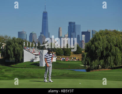 Città di Jersey, New Jersey, USA. 28 Sep, 2017. Giovedì 28 Settembre, 2017: Dustin Johnson guarda un messo con sullo skyline di New York dietro di lui durante il round di apertura dei presidenti Cup al Liberty National Golf in Jersey City, New Jersey. Gregorio Vasil/CSM Credito: Cal Sport Media/Alamy Live News Foto Stock