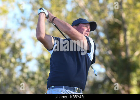 Città di Jersey, New Jersey, USA. 28 Sep, 2017. Giovedì 28 Settembre, 2017: Phil Mickelson degli Stati Uniti guarda il suo tee-shot sul dodicesimo foro durante il round di apertura dei presidenti Cup al Liberty National Golf in Jersey City, New Jersey. Gregorio Vasil/CSM Credito: Cal Sport Media/Alamy Live News Foto Stock